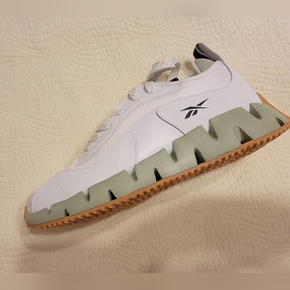 NWOT Reebok Ladies Zig Dynamica Running Shoes, White with Sage Green - Picture 1 of 8